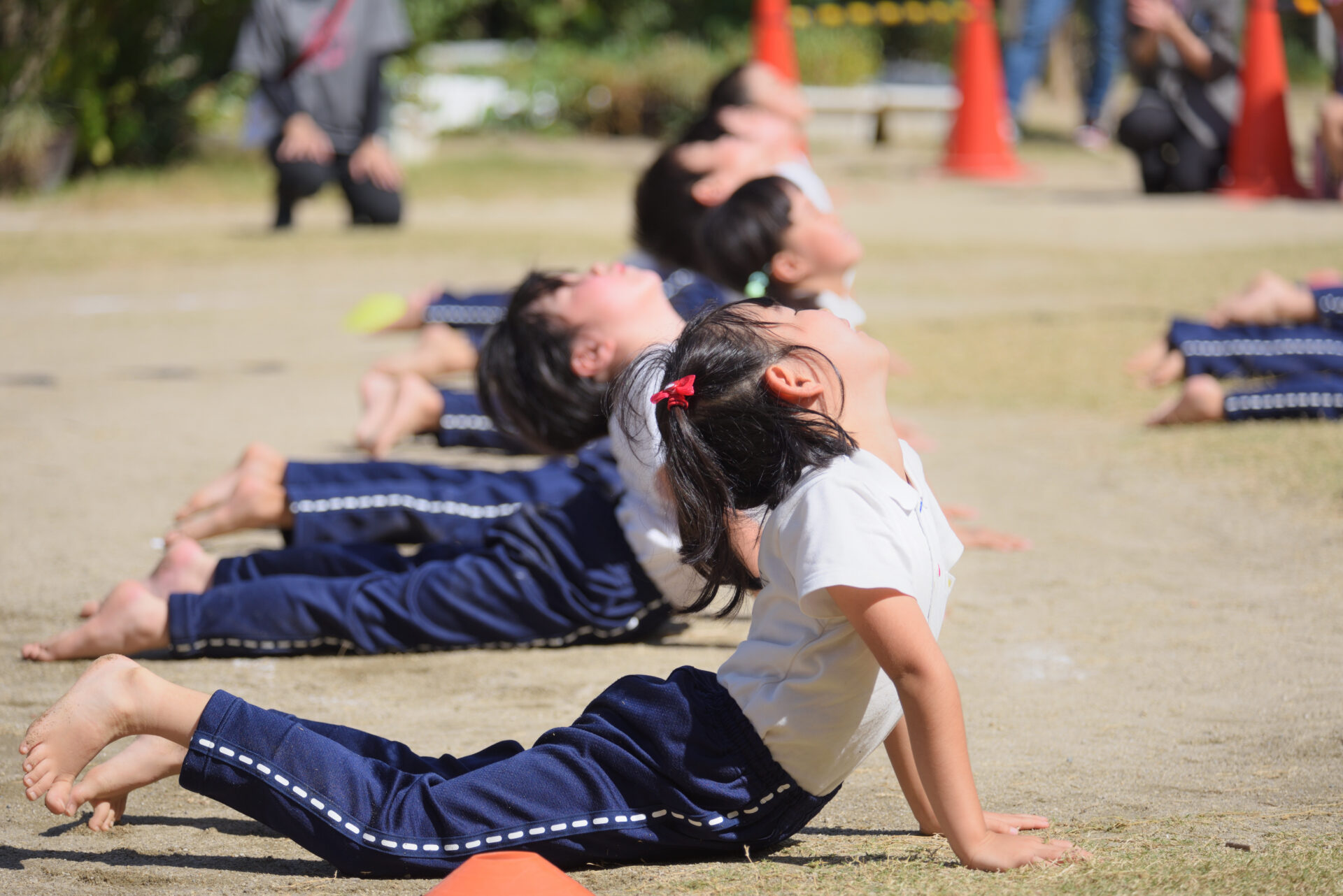 運動会では、近づけない状況でも望遠レンズが活躍します。